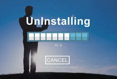 Tepede dizüstü kullanarak iş adamı