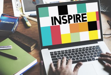 Onun iş yerinde dizüstü bilgisayar kullanan adam 