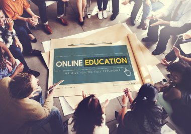 insanlar üzerinde poster ile online eğitim
