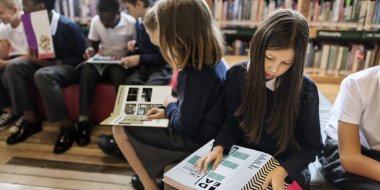 Çocuklar kitap okur.