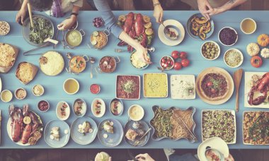 arkadaşlar büyük tablo için yemek