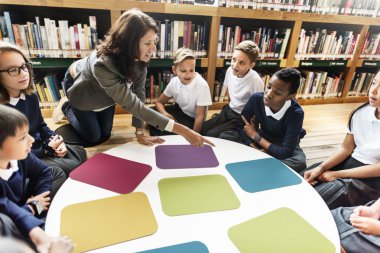 kadın öğretmen ders öğrenciler ile sahip