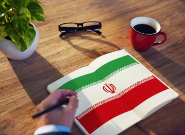 Iran ülke bayrağı ile çalışan adam