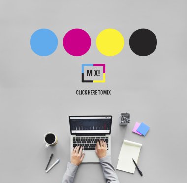 Cmyk ile masa üstünde laptop