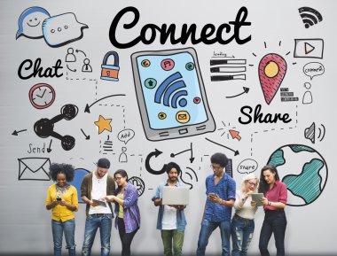 Dijital cihazlar, kullanan öğrenciler internet'te sörf 