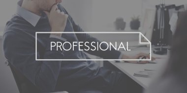 İşadamı ofiste düşünüyor.