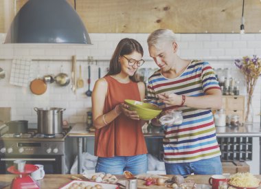 Genç çift hazırlamak ve yemek yemek