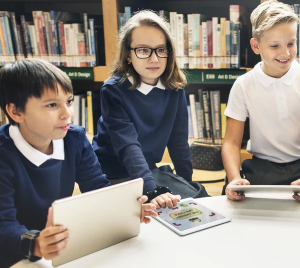 Kinderen met behulp van laptops — Stockfoto