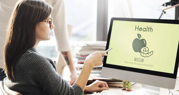 Mujer mostrando en monitor con salud —  Fotos de Stock