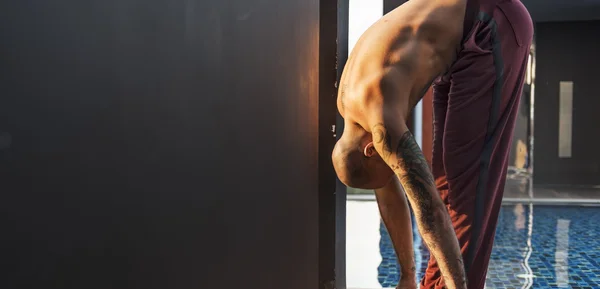 Homem praticando Yoga de dose — Fotografia de Stock