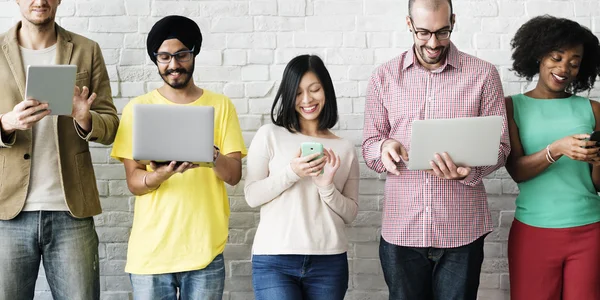 Menschen mit digitalen Geräten — Stockfoto