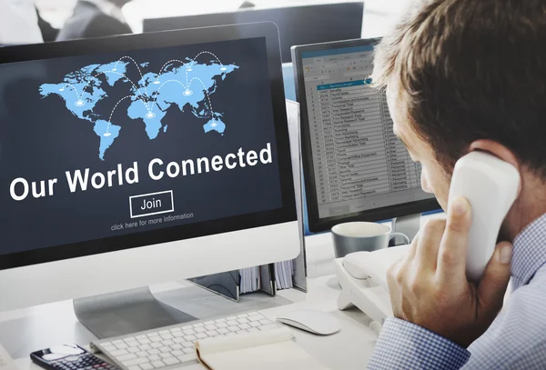 Computer met wereld aangesloten op monitor — Stockfoto