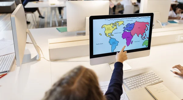 Criança usando o computador na biblioteca — Fotografia de Stock