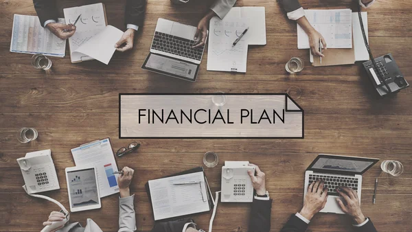 Empresários e plano financeiro — Fotografia de Stock