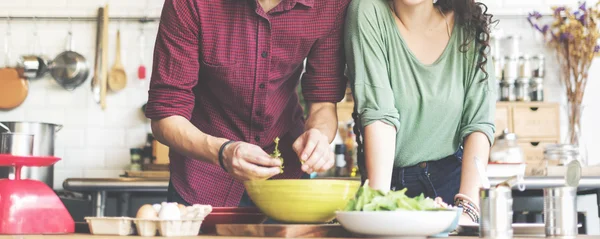 Jong paar bereiden eten — Stockfoto