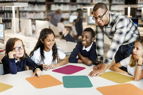 Profesor teniendo clase con los alumnos — Foto de Stock