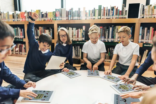 Bambini che utilizzano computer portatili — Foto Stock