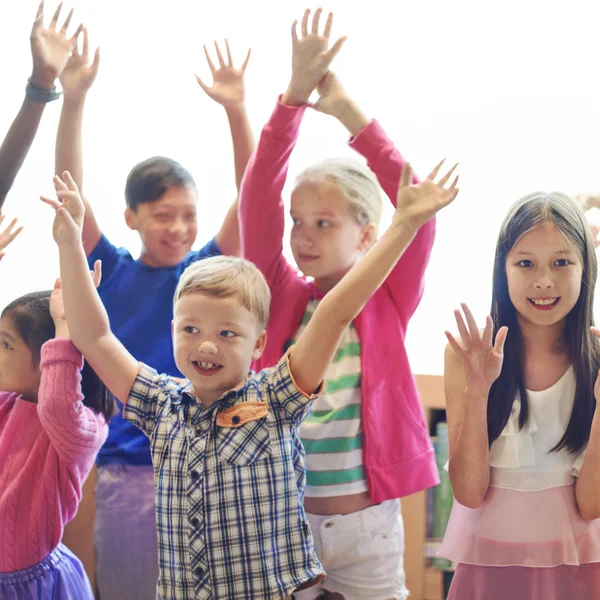 Niños con brazos levantados — Foto de Stock