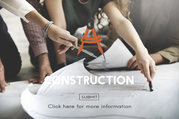 Designers travaillant avec l'affiche et la construction — Photo