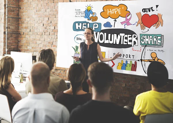 Mensen op conferentie met Vrijwilliger — Stockfoto