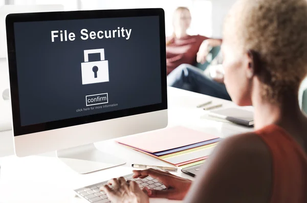 Computador com segurança de arquivos no monitor — Fotografia de Stock