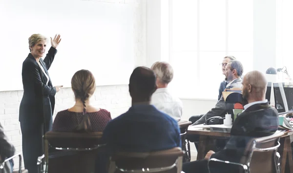 Mogen kvinna att göra presentation — Stockfoto