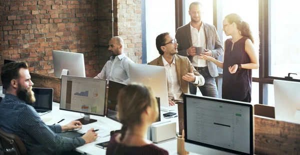 Gente de negocios trabajando en oficina —  Fotos de Stock