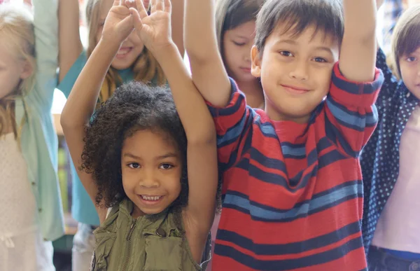 Bambini con le braccia sollevate — Foto Stock