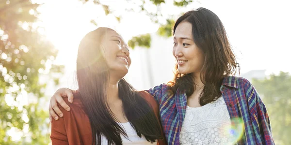 Entzückende Schwestern Freunde — Stockfoto