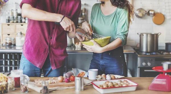 Casal jovem preparar comida — Fotografia de Stock