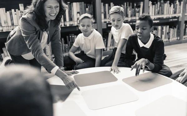 Woman teacher having lesson with pupils — Φωτογραφία Αρχείου