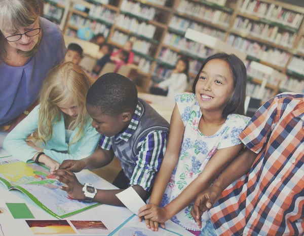 Élèves ayant des cours à l'école — Photo