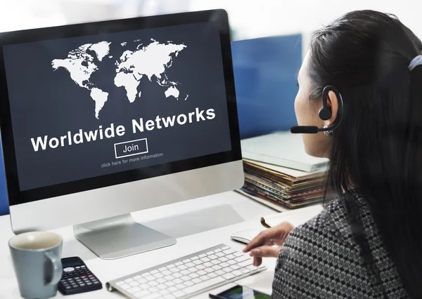 Számítógép-val világméretű hálózatok a monitor — Stock Fotó