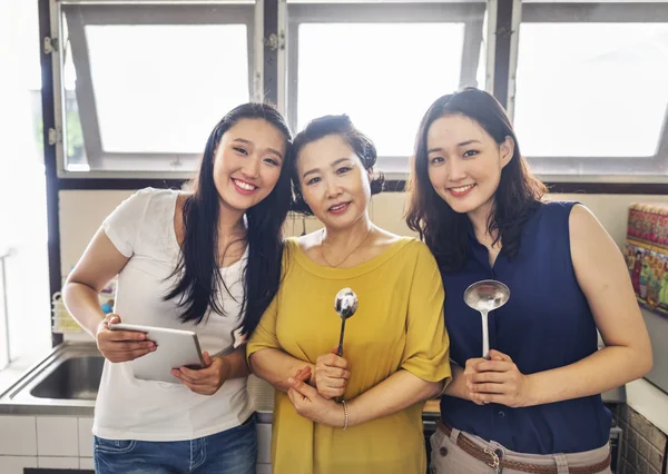  Anne ve çok güzel kızları