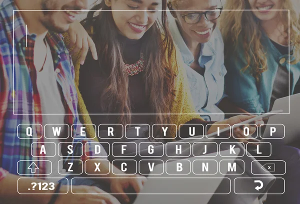 Pessoas com dispositivos e teclado — Fotografia de Stock