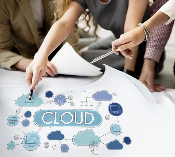 Designer arbeiten mit Poster und Cloud — Stockfoto