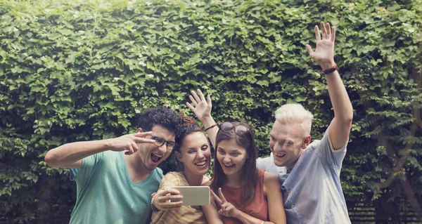 Vänner Selfie på telefon — Stockfoto