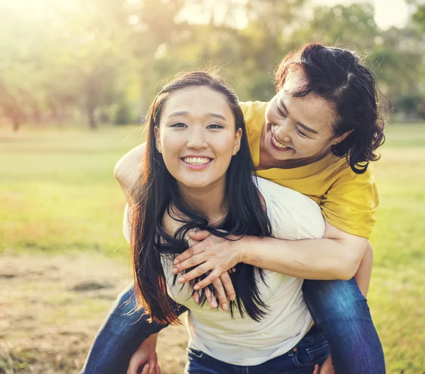 Madre e adorabile figlia — Foto Stock