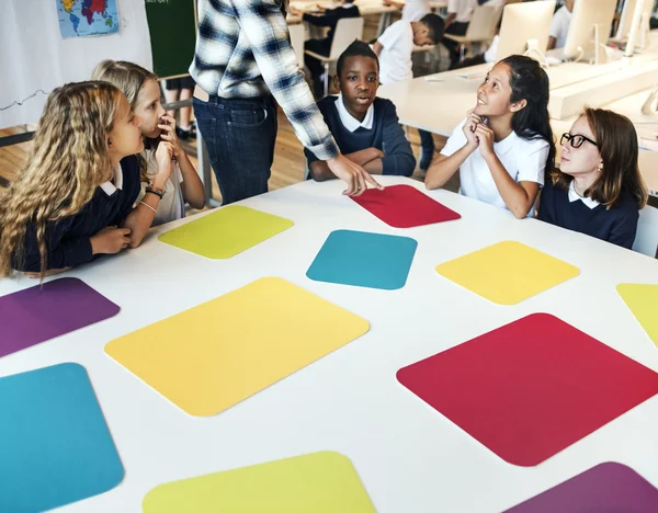 Kitaplığı'nda okuyan çocuk