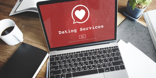 Laptop mit Dating-Diensten auf dem Bildschirm — Stockfoto