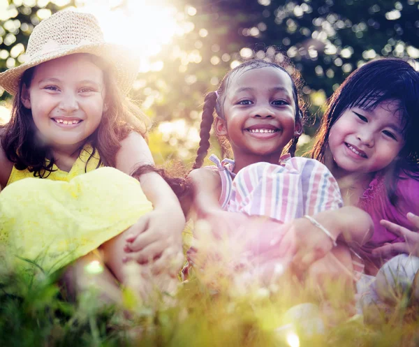 Niños multiétnicos al aire libre —  Fotos de Stock