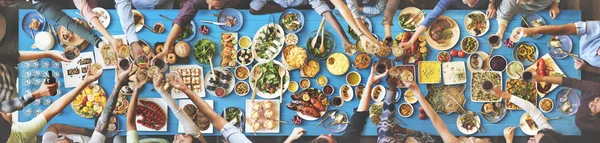 Freunde essen für großen Tisch — Stockfoto