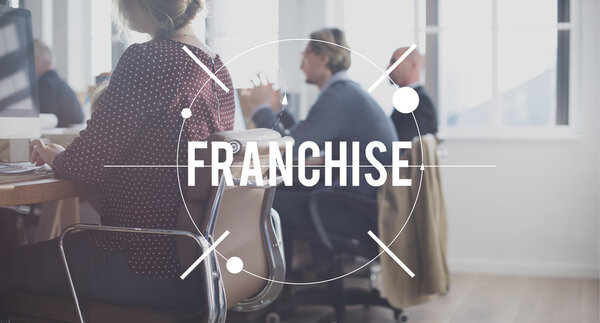 Деловые коллеги обсуждают
