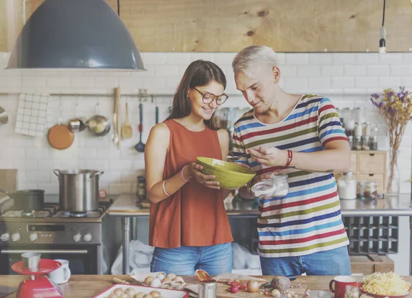 Genç çift hazırlamak ve yemek yemek