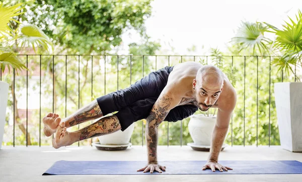 Man Praktek Pose Yoga — Stok Foto