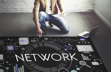 ağ ile çalışan iş adamı