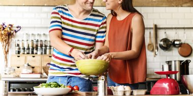 Genç çift hazırlamak ve yemek yemek