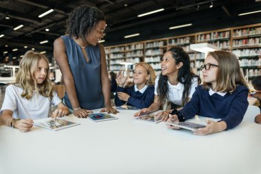 Kitaplığı'nda okuyan çocuk