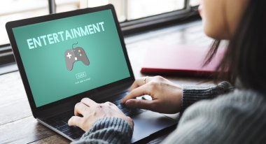 Asyalı kadın ile laptop