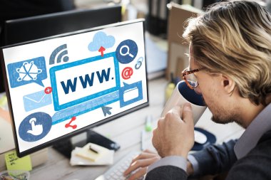 İşadamı bilgisayarda www ile çalışma